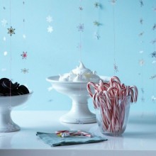 Perfect for holiday decorating or parties, this DIY Snowflake Garland is easy to make with just a few supplies! Pin to your Craft Board!